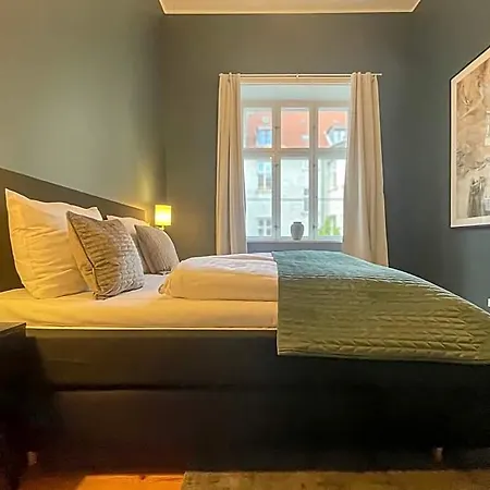Beautiful 3 Bedroom Flat By Marble Church